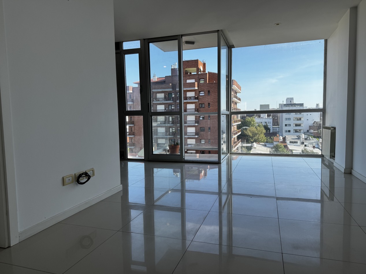 SEMIPISO 3 AMBIENTES DE CATEGORIA AL FRENTE CON BALCON A LA CALLE