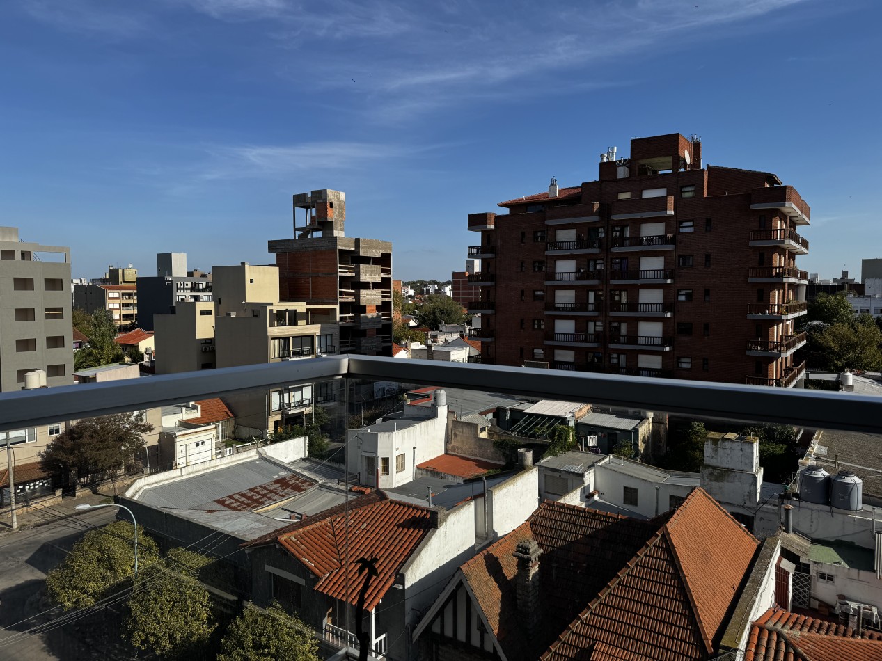 SEMIPISO 3 AMBIENTES DE CATEGORIA AL FRENTE CON BALCON A LA CALLE