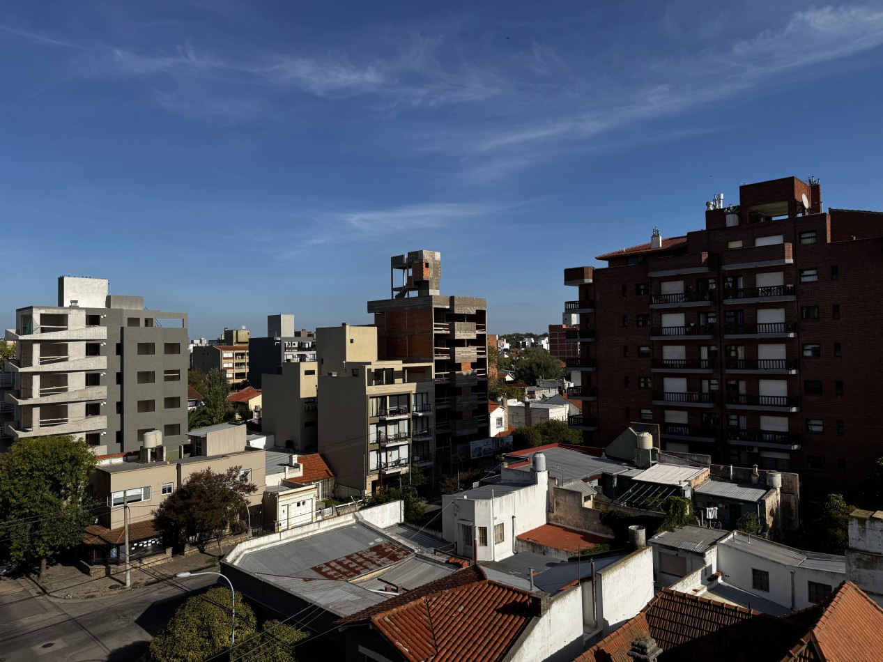 SEMIPISO 3 AMBIENTES DE CATEGORIA AL FRENTE CON BALCON A LA CALLE