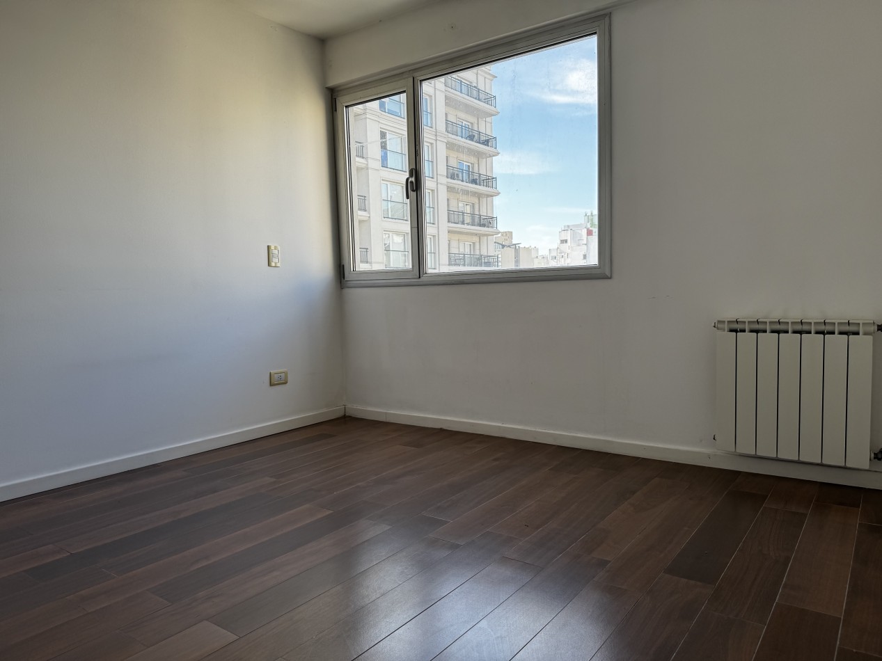 SEMIPISO 3 AMBIENTES DE CATEGORIA AL FRENTE CON BALCON A LA CALLE
