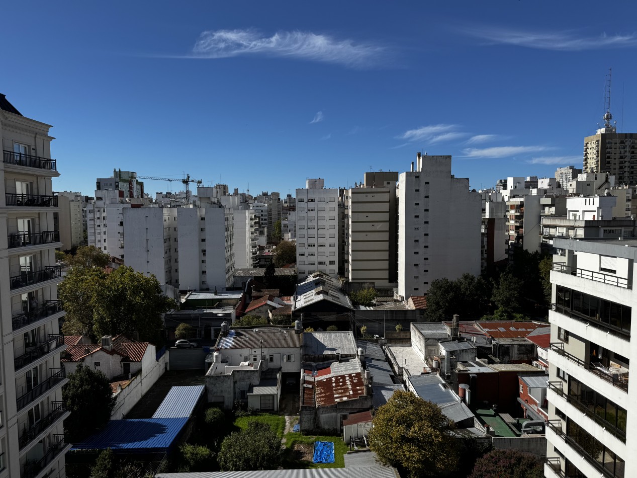 SEMIPISO 3 AMBIENTES DE CATEGORIA AL FRENTE CON BALCON A LA CALLE