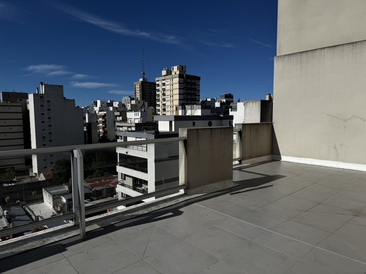 SEMIPISO 3 AMBIENTES DE CATEGORIA AL FRENTE CON BALCON A LA CALLE
