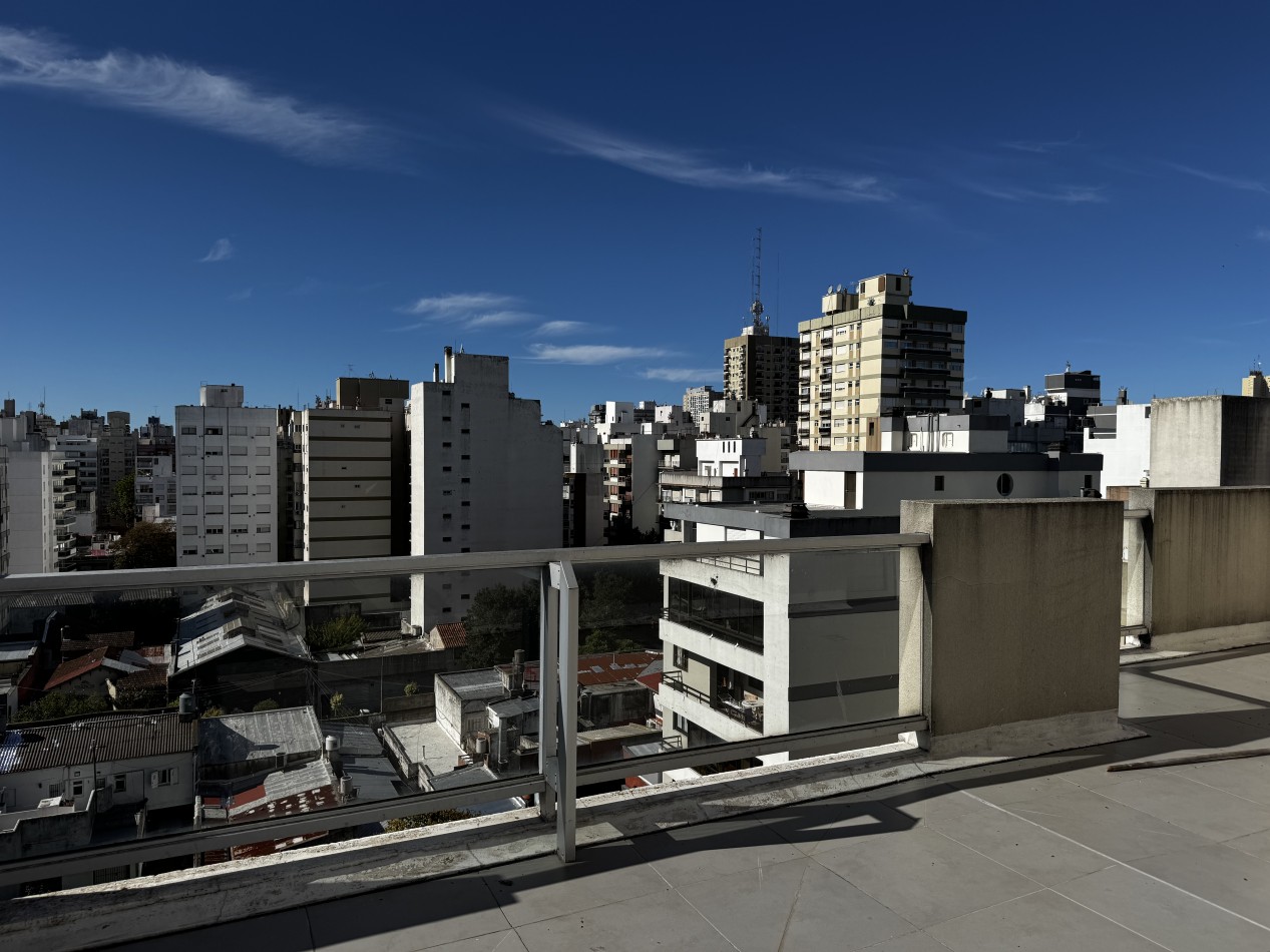 SEMIPISO 3 AMBIENTES DE CATEGORIA AL FRENTE CON BALCON A LA CALLE