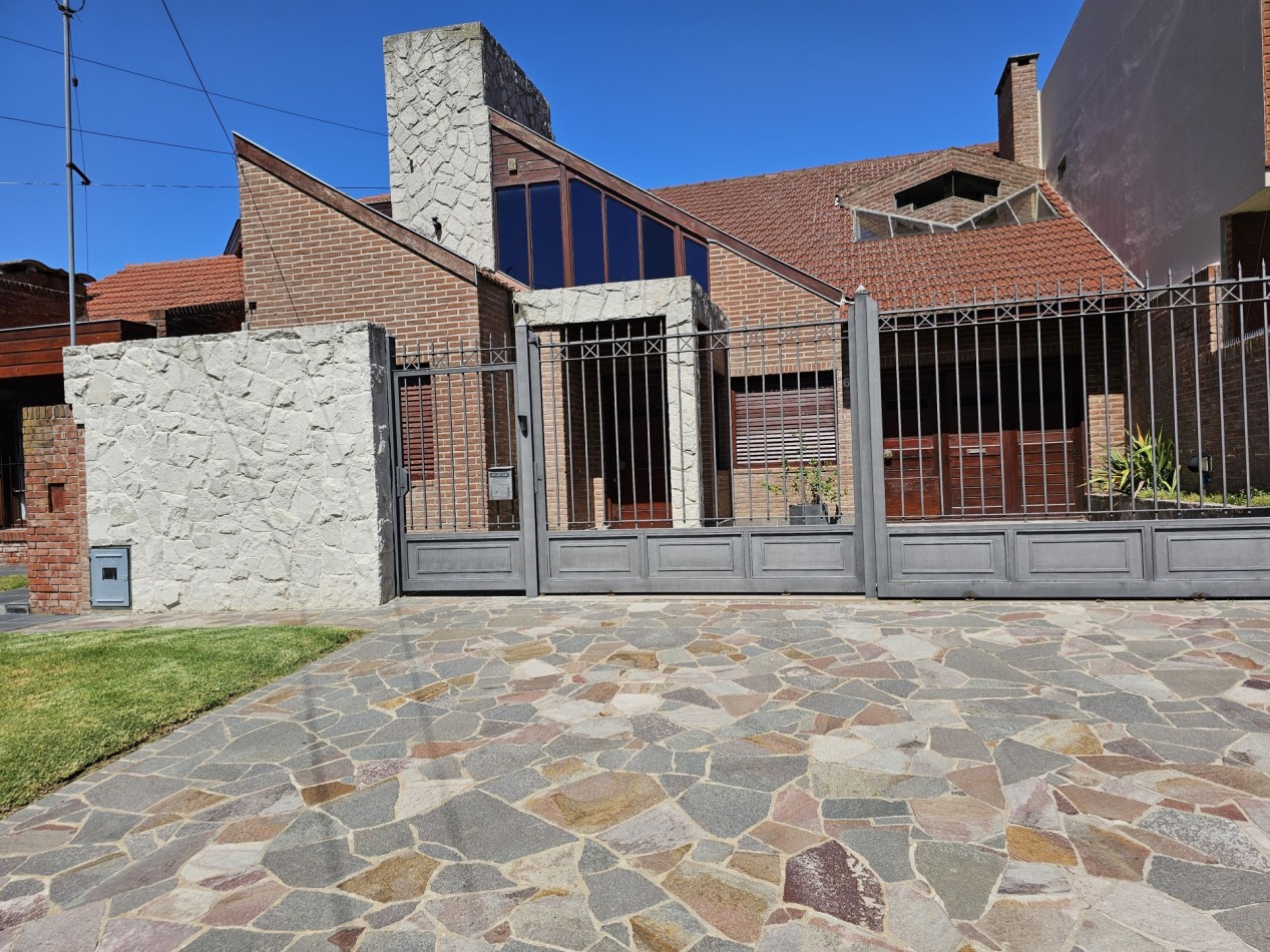 CHALET 4 AMBIENTES EN BARRIO LOS PINARES