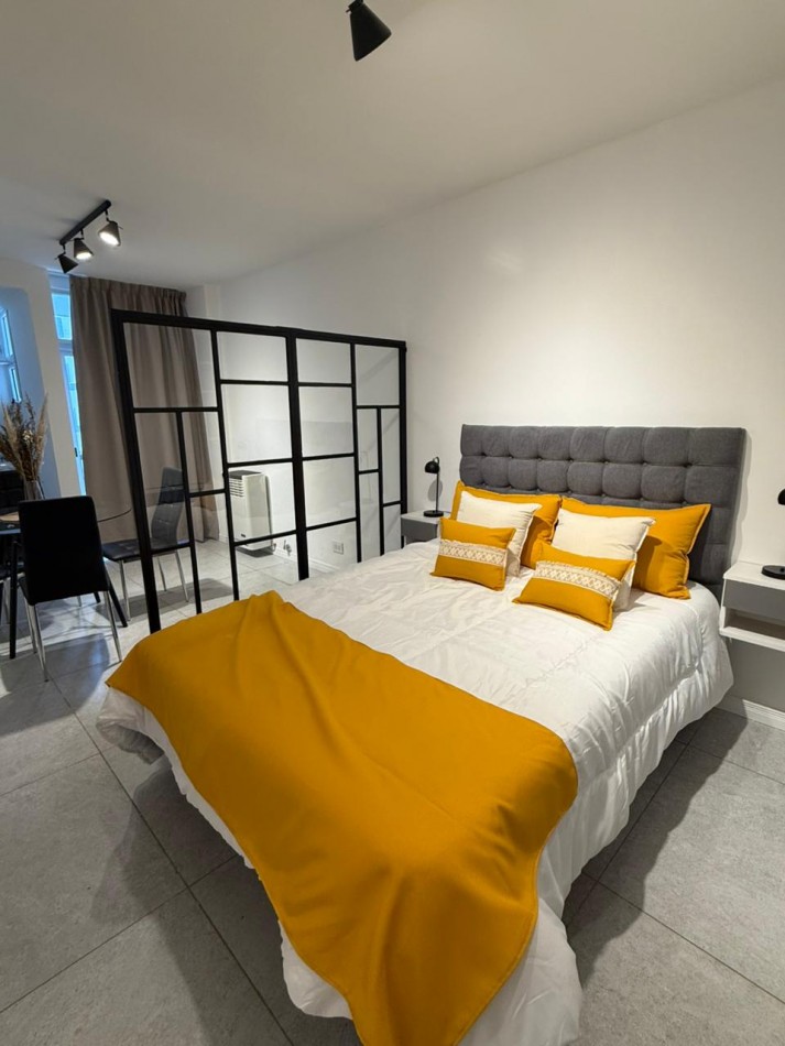 Departamento 1 ambiente a la calle con balcon en Plaza mitre