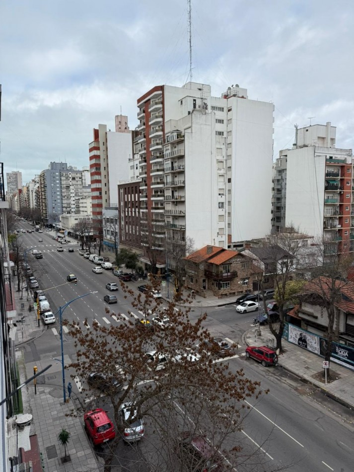 Departamento 1 ambiente a la calle con balcon en Plaza mitre