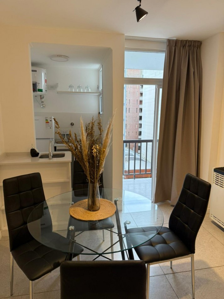 Departamento 1 ambiente a la calle con balcon en Plaza mitre