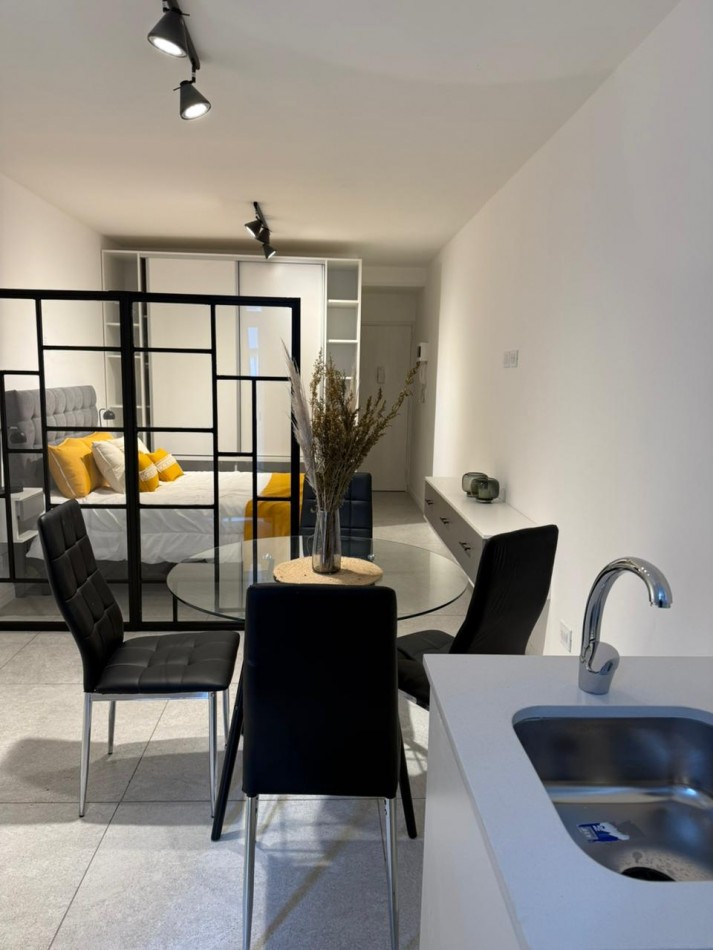Departamento 1 ambiente a la calle con balcon en Plaza mitre