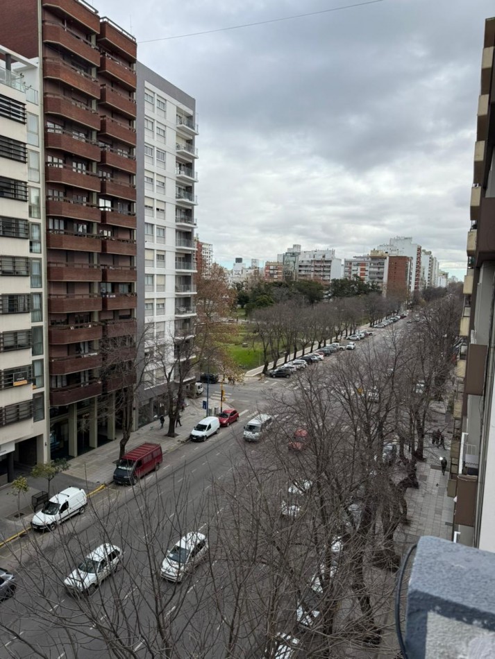 Departamento 1 ambiente a la calle con balcon en Plaza mitre