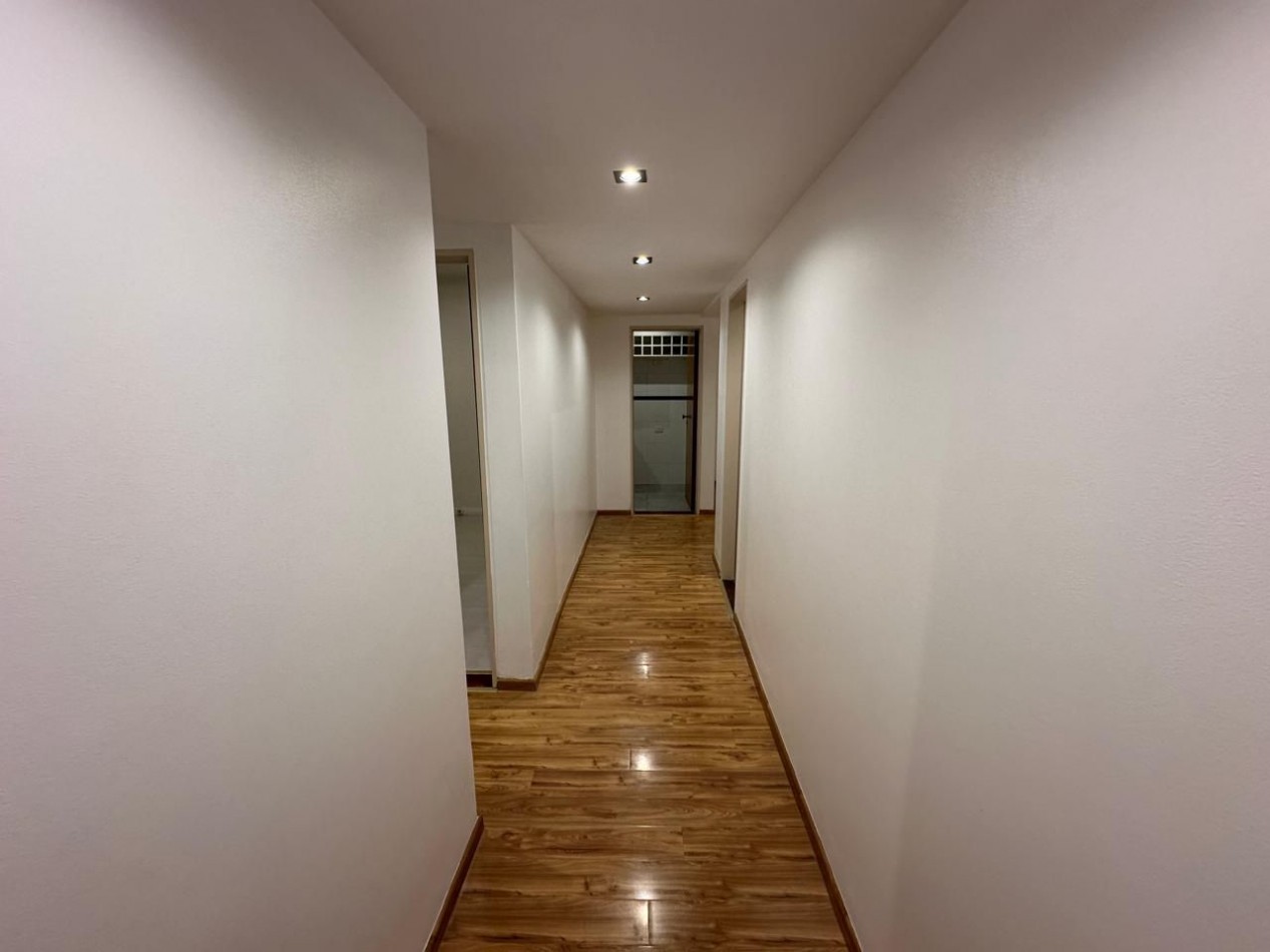 DEPARTAMENTO 3 AMBIENTES A LA CALLE CON BALCON Y ESPACIO DE COCHERA