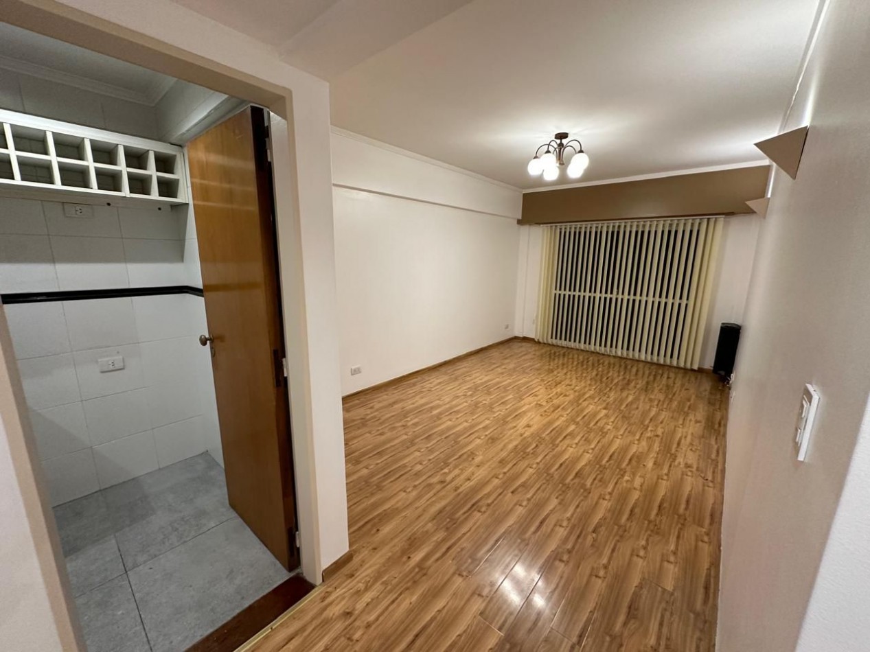 DEPARTAMENTO 3 AMBIENTES A LA CALLE CON BALCON Y ESPACIO DE COCHERA