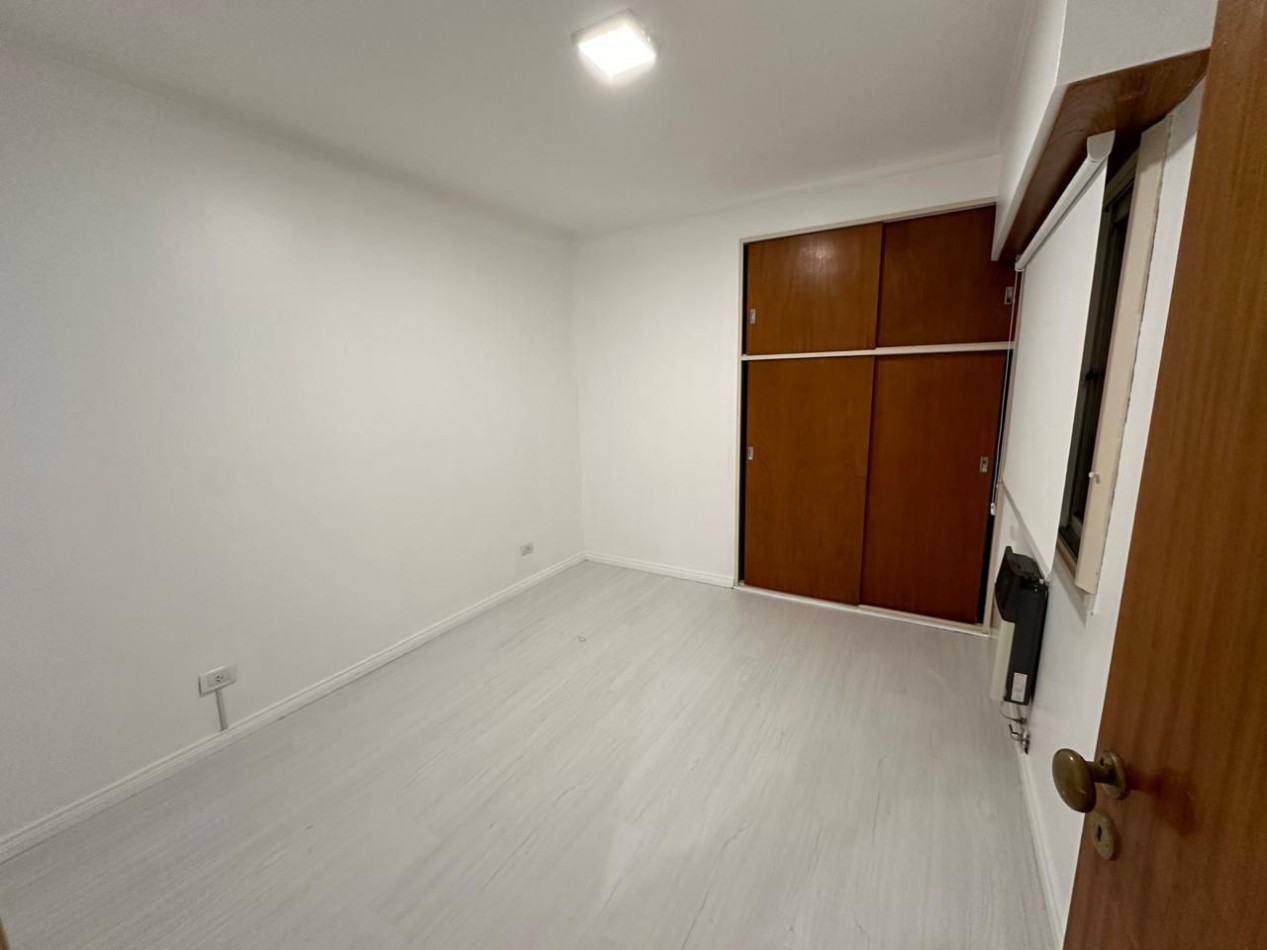 DEPARTAMENTO 3 AMBIENTES A LA CALLE CON BALCON Y ESPACIO DE COCHERA