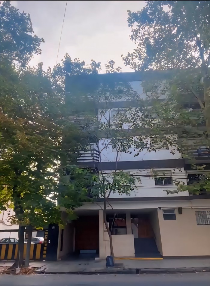 DEPARTAMENTO 3 AMBIENTES A LA CALLE CON BALCON Y ESPACIO DE COCHERA