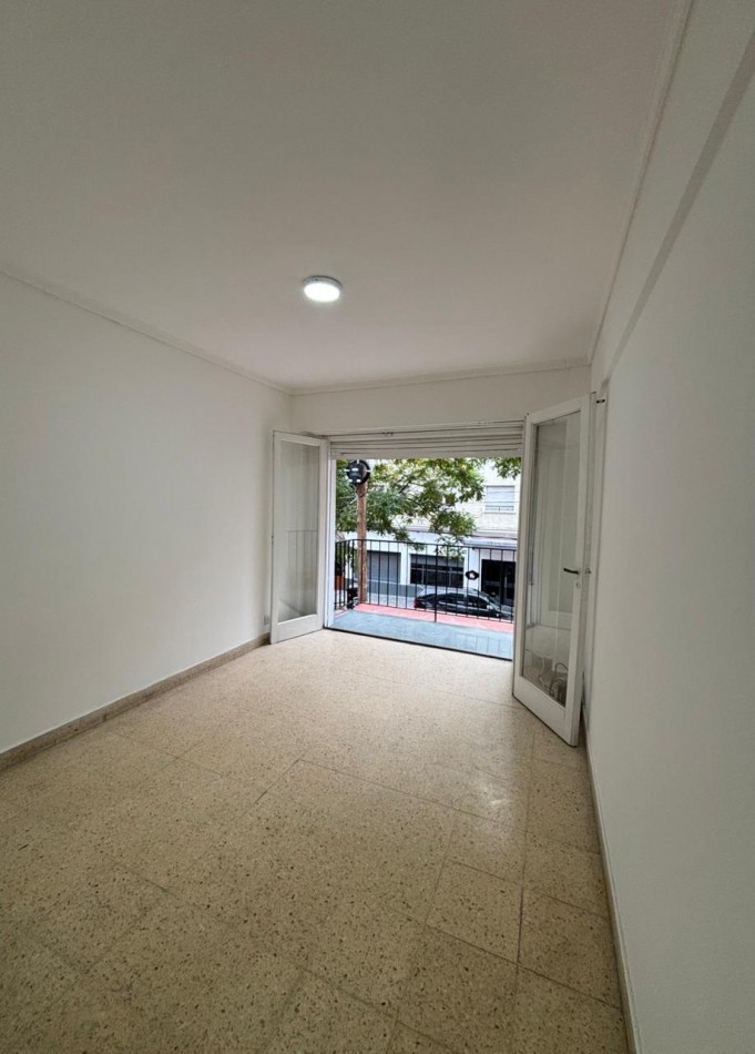2 AMBIENTES CON BALCON A LA CALLE Y PATIO