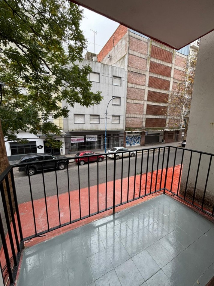 2 AMBIENTES CON BALCON A LA CALLE Y PATIO