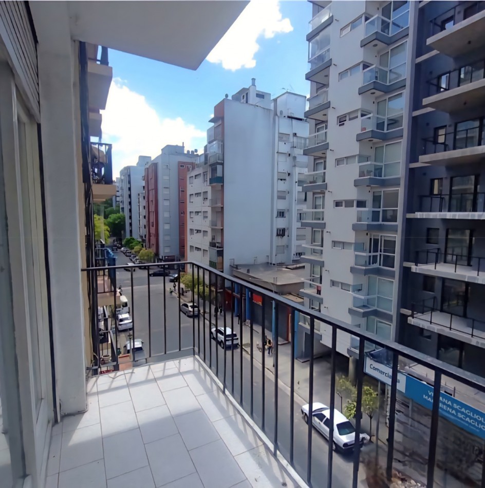 Departamento de 2 ambientes a la calle con balcon saliente Zona Shopping Aldrey
