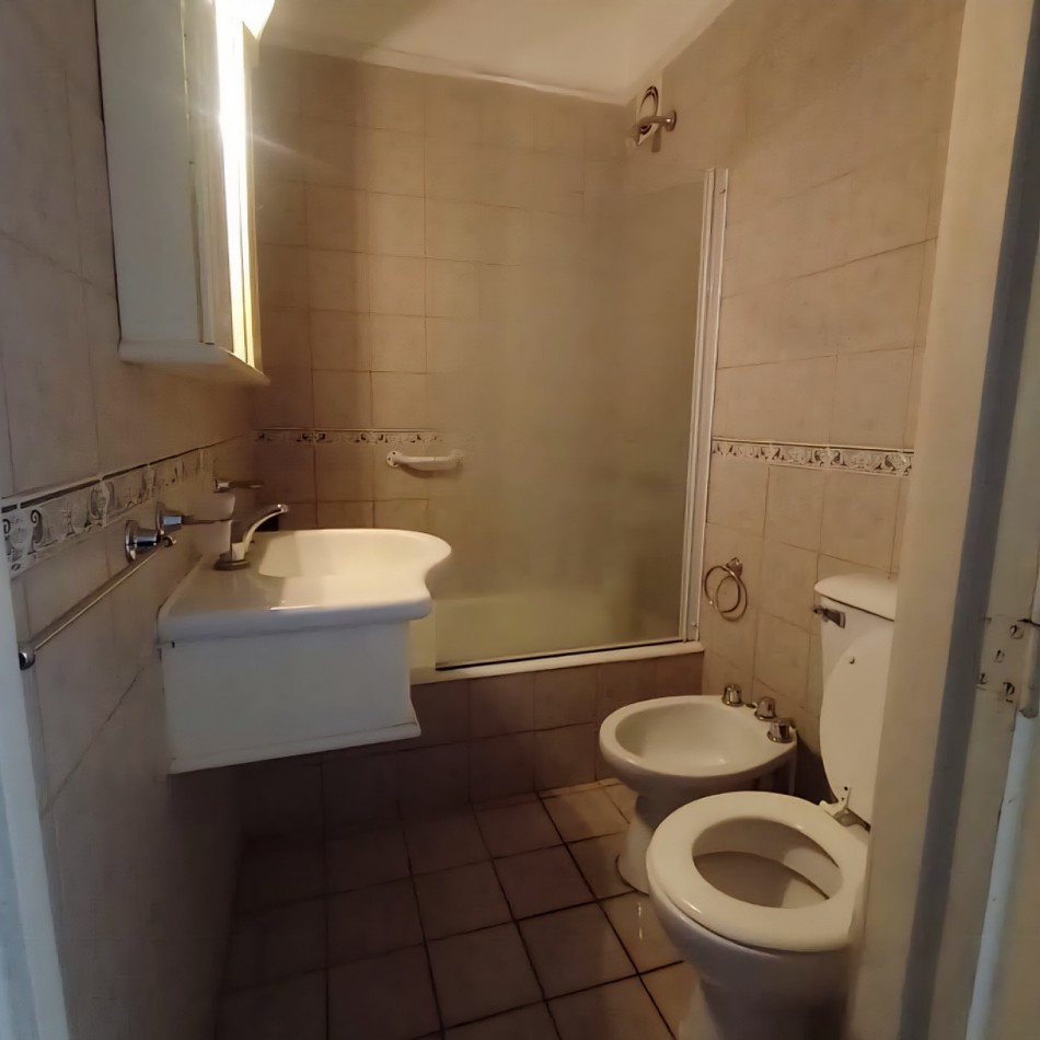 Departamento de 2 ambientes a la calle con balcon saliente Zona Shopping Aldrey