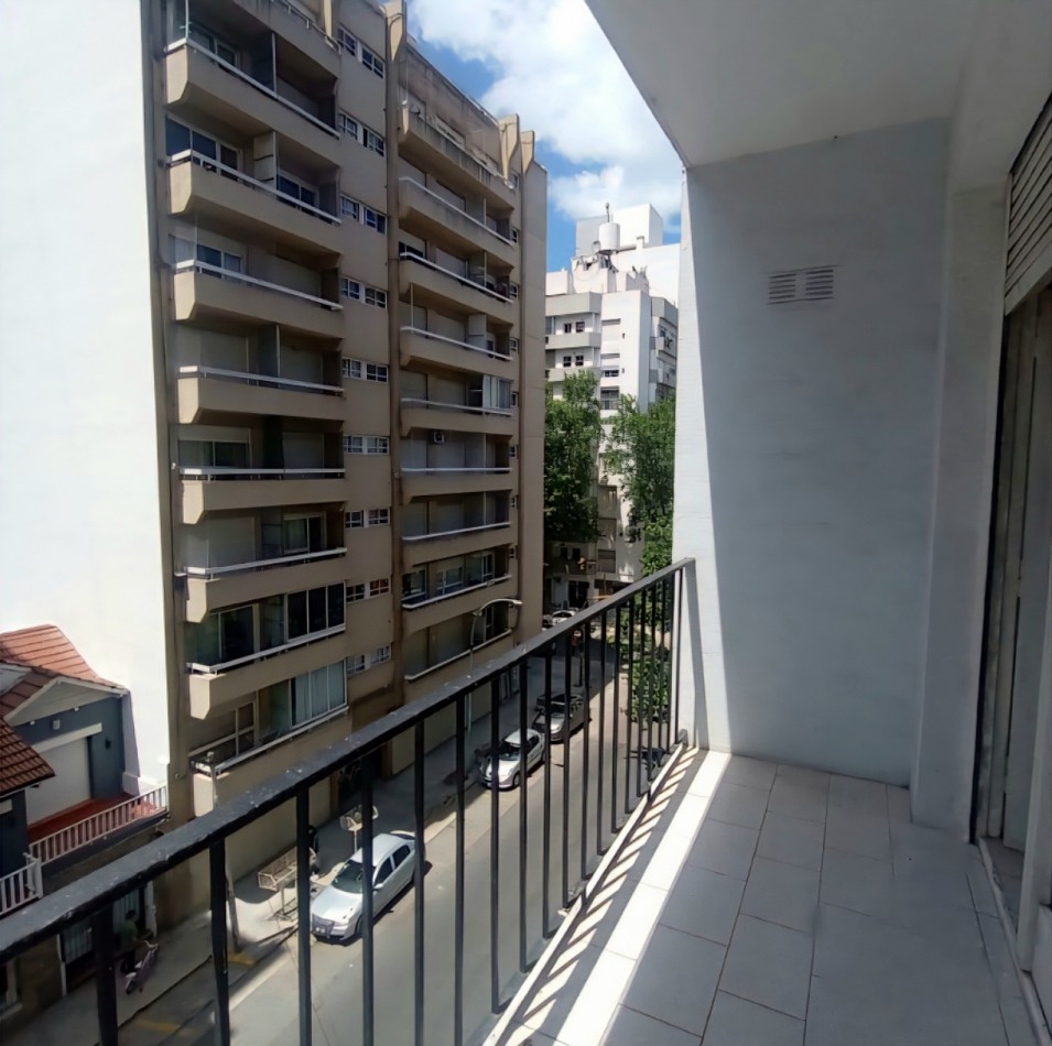 Departamento de 2 ambientes a la calle con balcon saliente Zona Shopping Aldrey