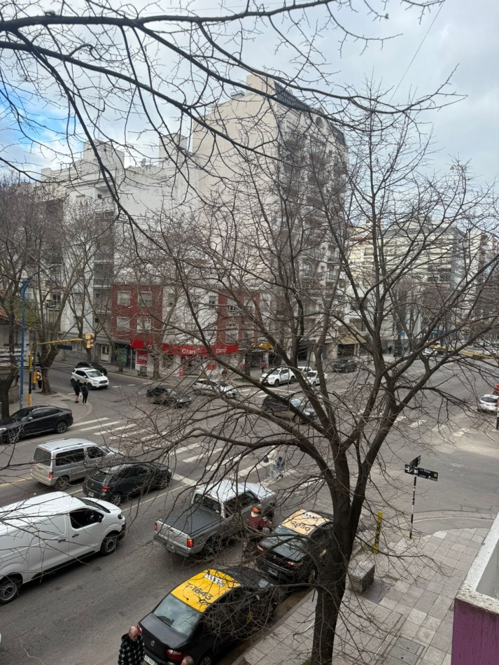 Departamento 3 ambientes en semipiso a la calle con balcon
