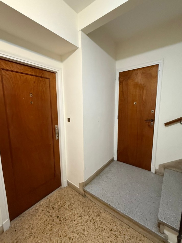 Departamento 3 ambientes en semipiso a la calle con balcon