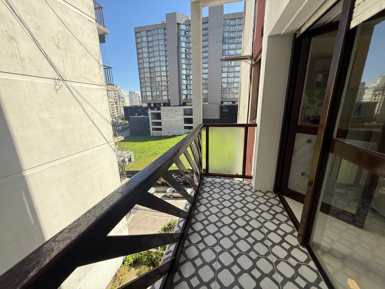 3 AMBIENTES CON BALCON A LA CALLE CON COCHERA