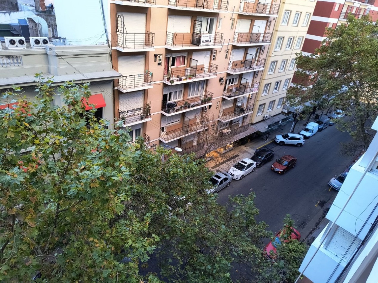 Departamento de 2 ambientes a la calle con balcon frances. 