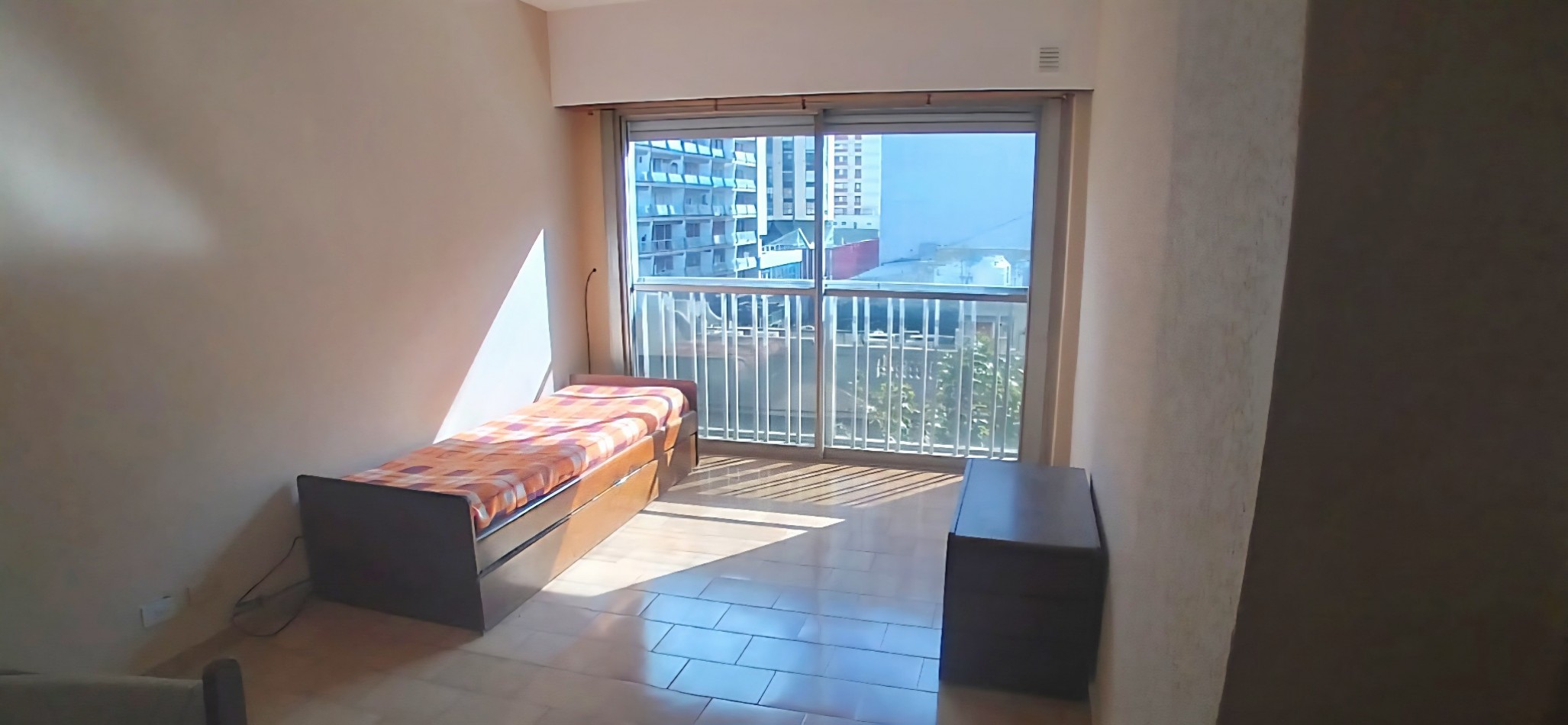 Departamento de 2 ambientes a la calle con balcon frances. 