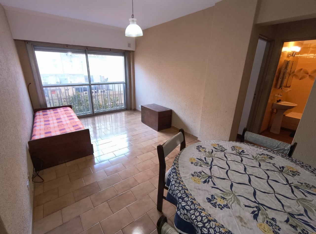 Departamento de 2 ambientes a la calle con balcon frances. 