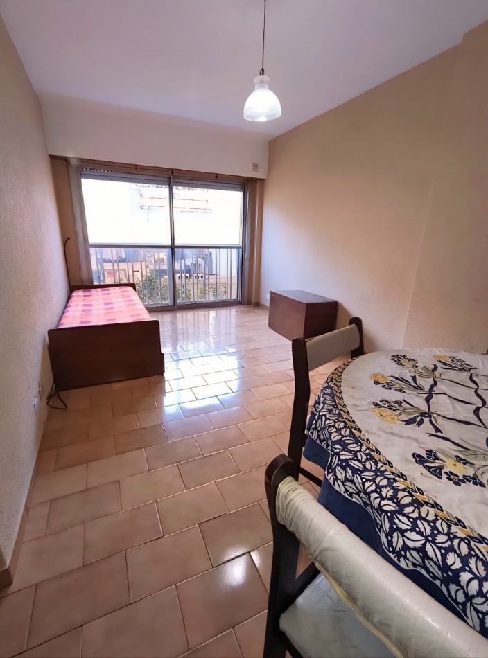 Departamento de 2 ambientes a la calle con balcon frances. 