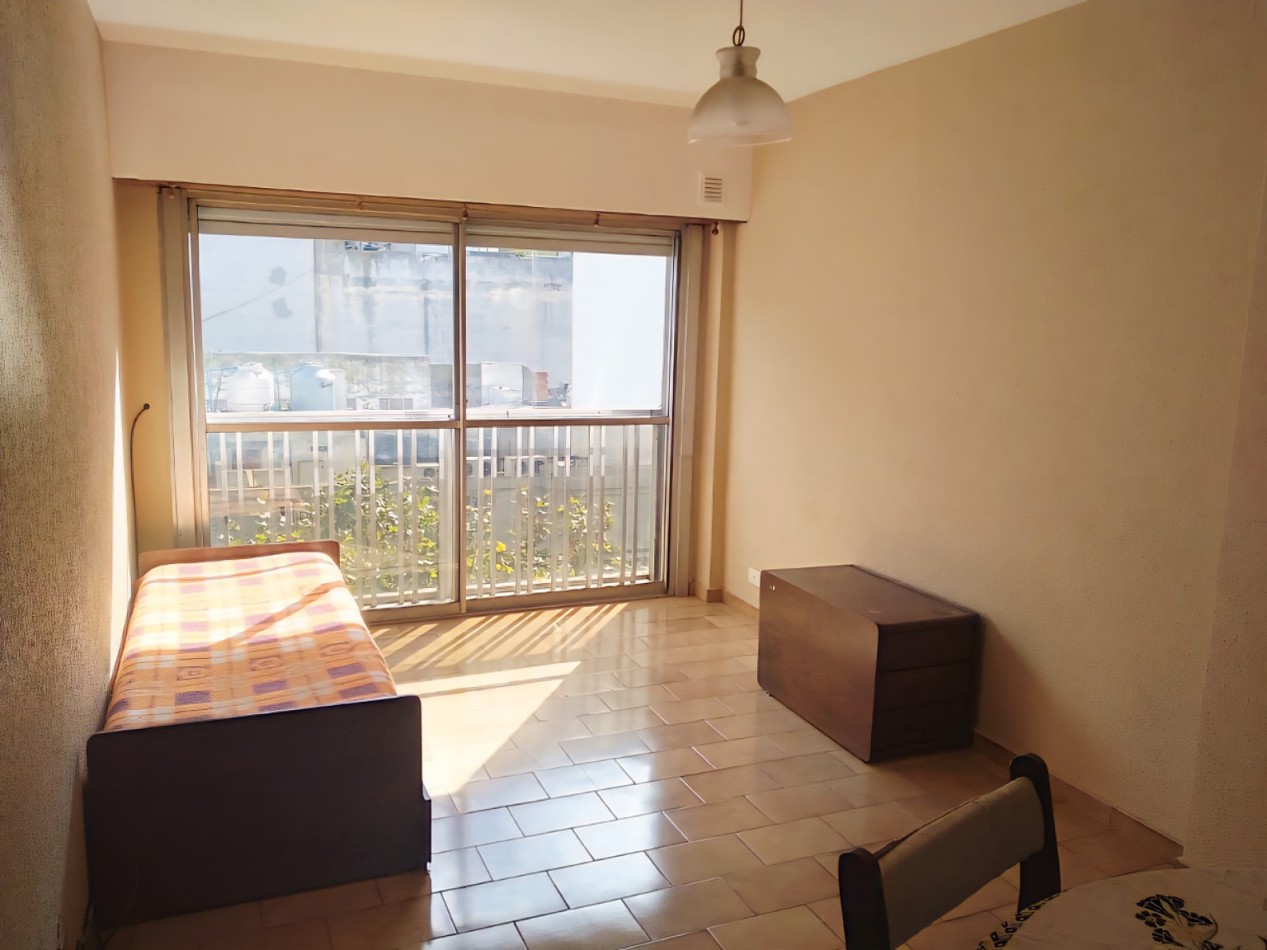 Departamento de 2 ambientes a la calle con balcon frances. 