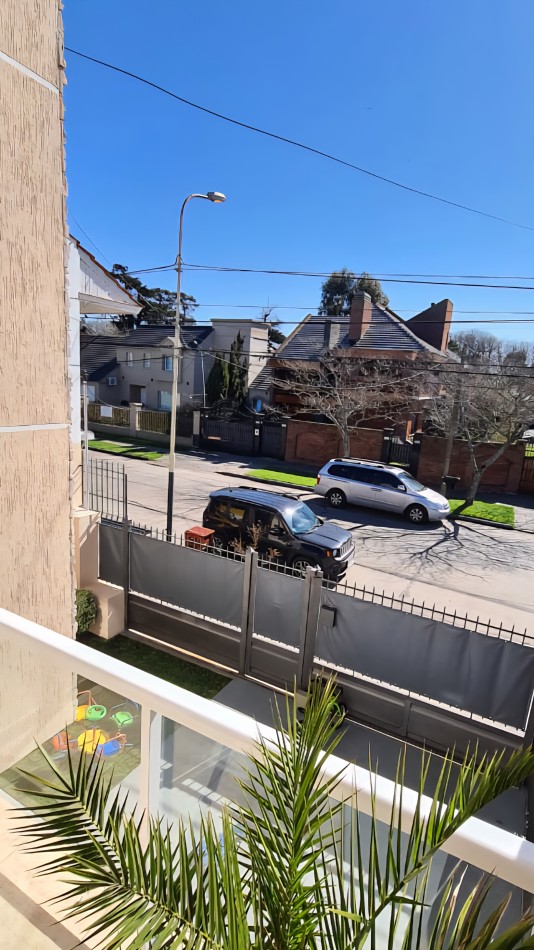 CASA 5 AMBIENTES CON COCHERA Y PATIO PARQUE LURO