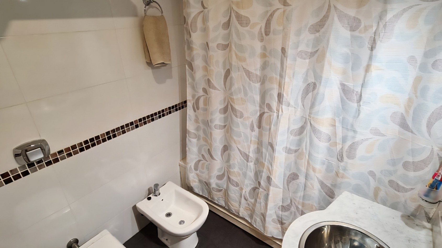 CASA 5 AMBIENTES CON COCHERA Y PATIO PARQUE LURO