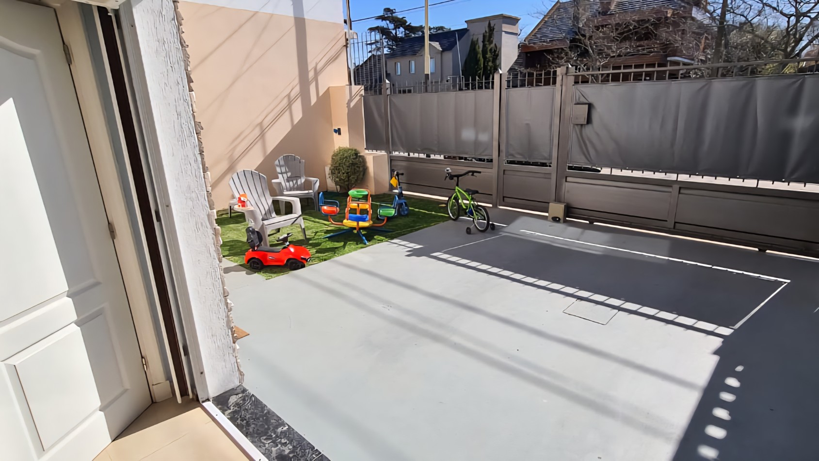 CASA 5 AMBIENTES CON COCHERA Y PATIO PARQUE LURO