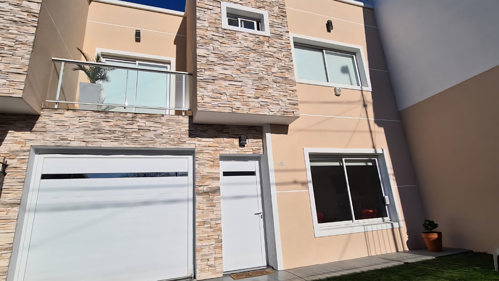 CASA 5 AMBIENTES CON COCHERA Y PATIO PARQUE LURO