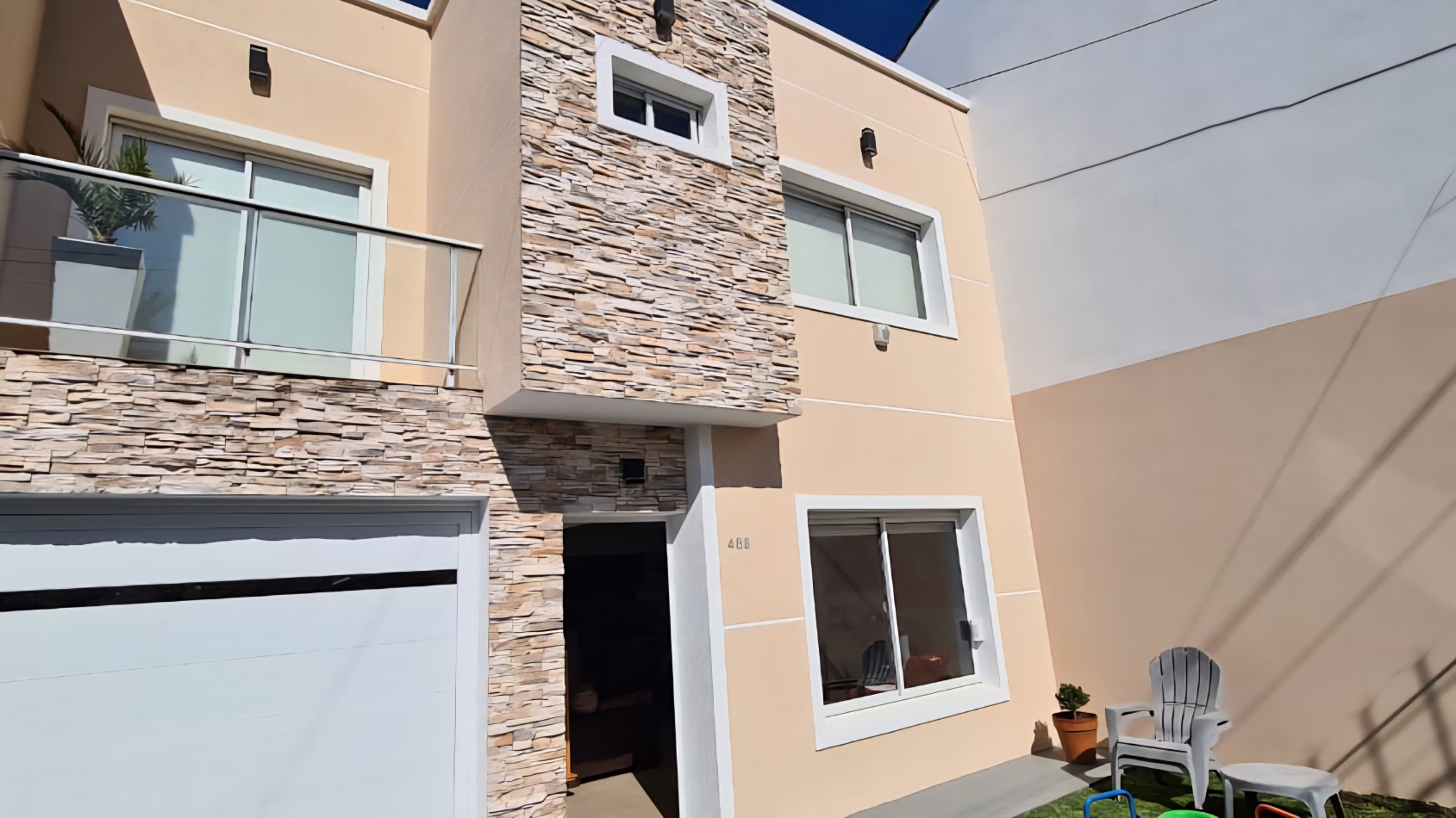 CASA 5 AMBIENTES CON COCHERA Y PATIO PARQUE LURO