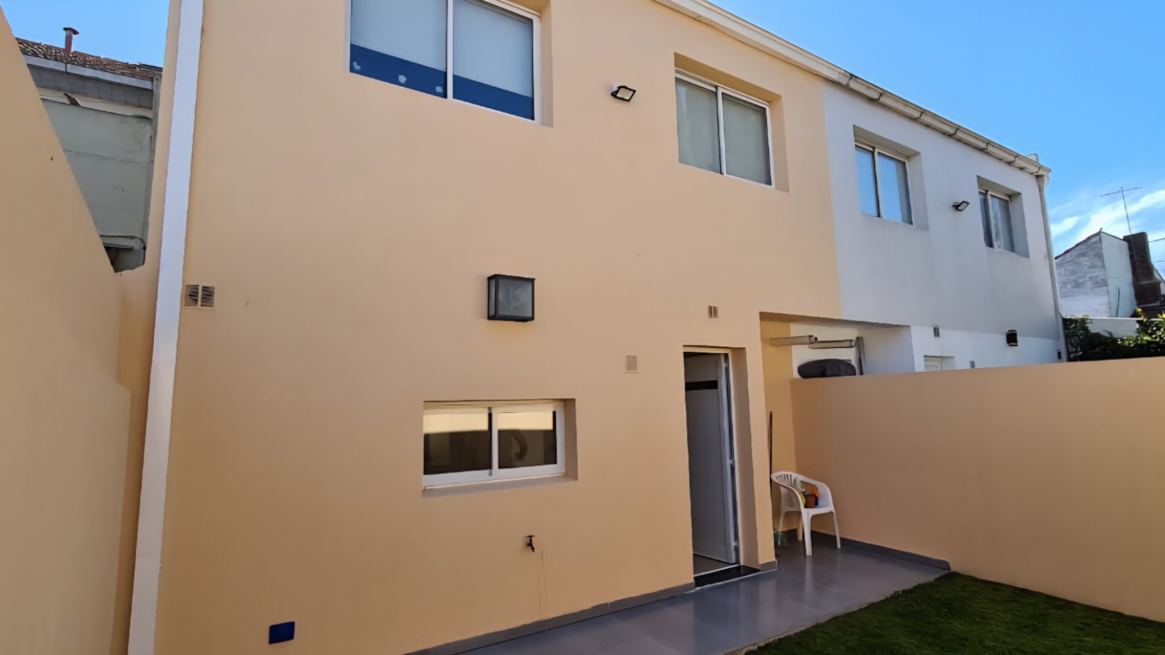 CASA 5 AMBIENTES CON COCHERA Y PATIO PARQUE LURO