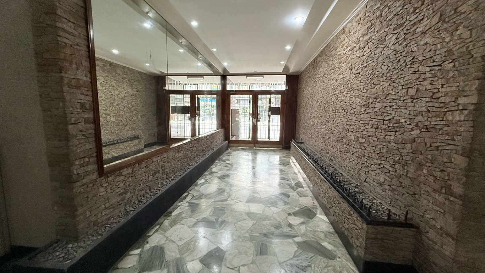 DEPARTAMENTO 1 AMBIENTE A LA CALLE CON BALCON