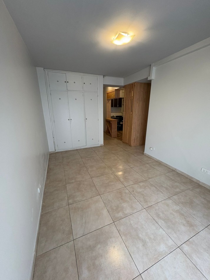 Oportunidad: 2 ambientes con balcon a la calle en el centro