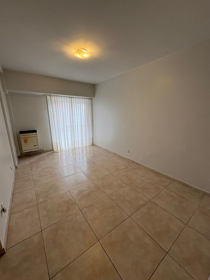 Oportunidad: 2 ambientes con balcon a la calle en el centro