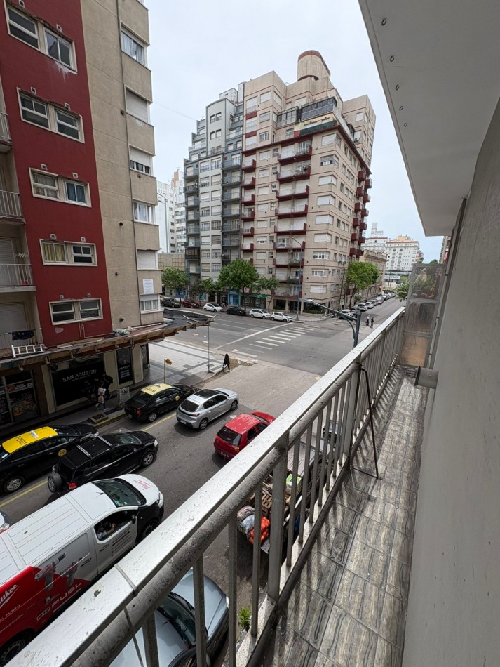 Oportunidad: 2 ambientes con balcon a la calle en el centro