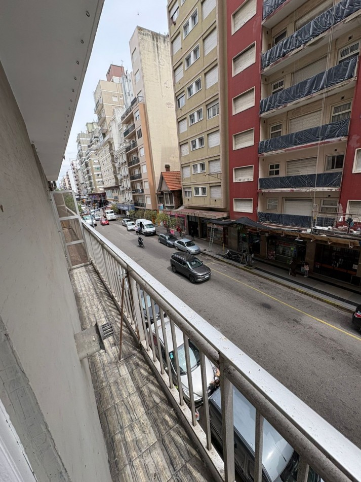 Oportunidad: 2 ambientes con balcon a la calle en el centro