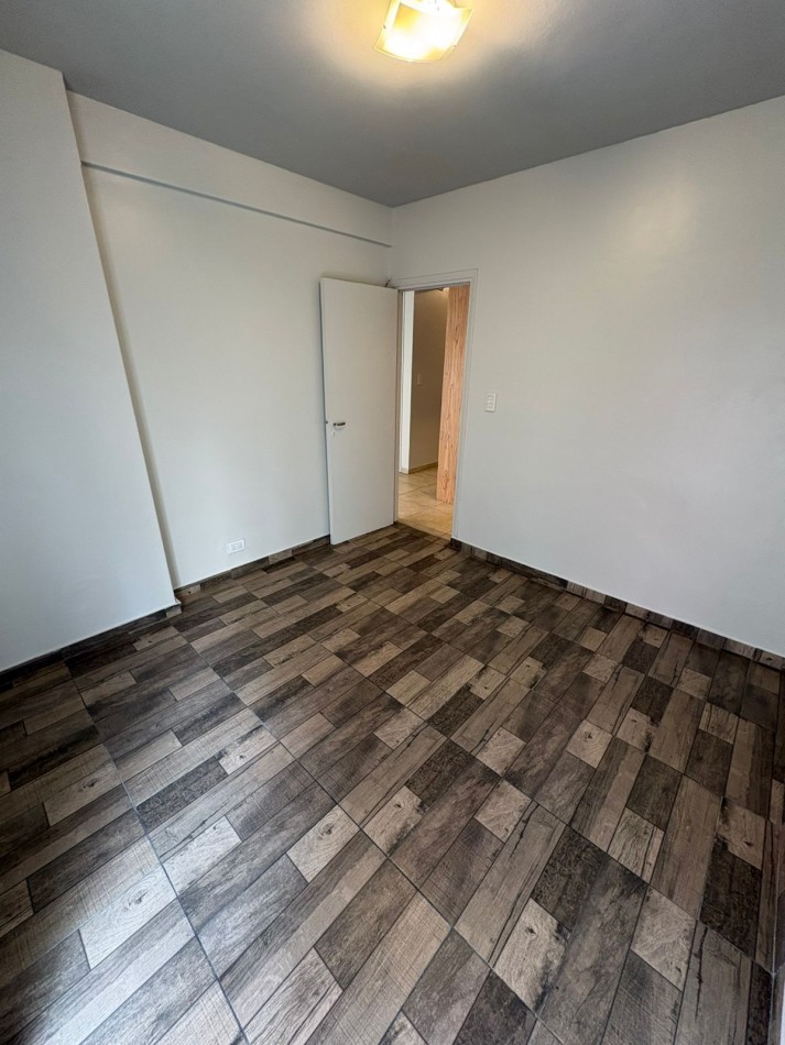 Oportunidad: 2 ambientes con balcon a la calle en el centro