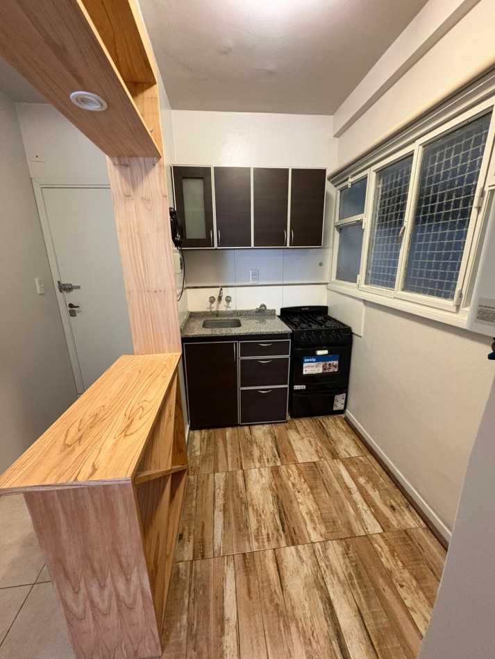 Oportunidad: 2 ambientes con balcon a la calle en el centro