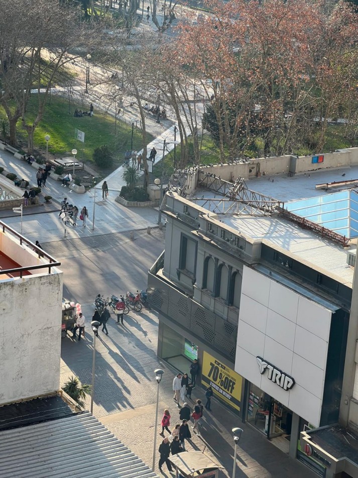 Departamento 4 ambientes a la calle en venta. centro