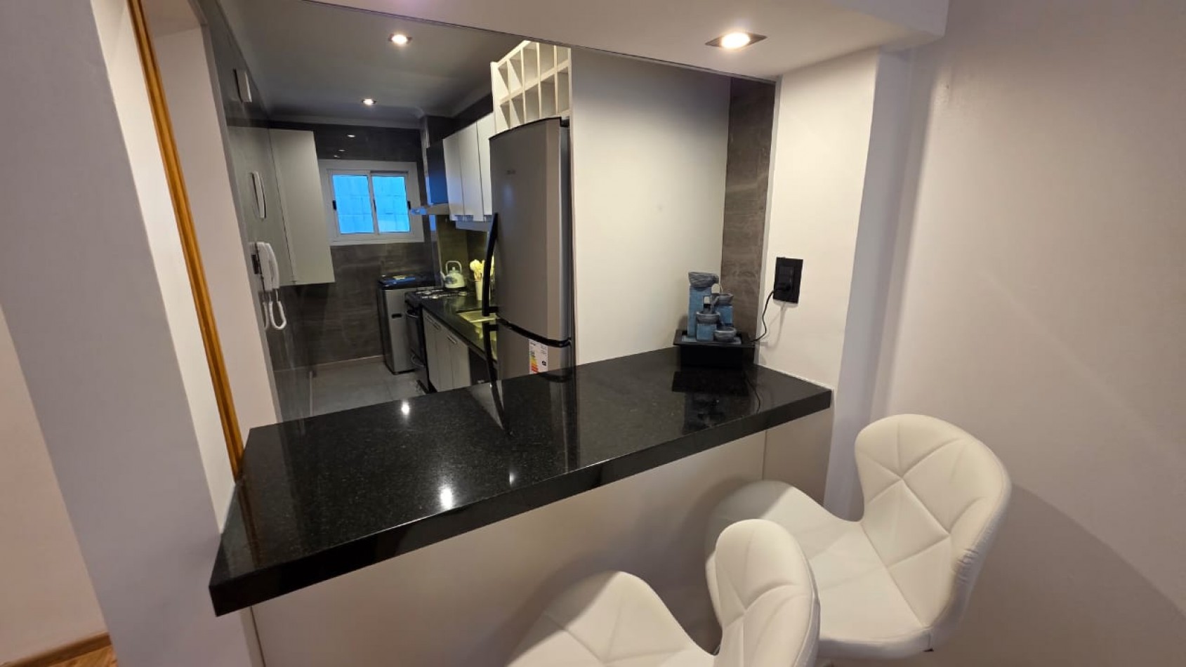 DEPARTAMENTO 3 AMBIENTES A LA CALLE CON BALCON Y ESPACIO DE COCHERA