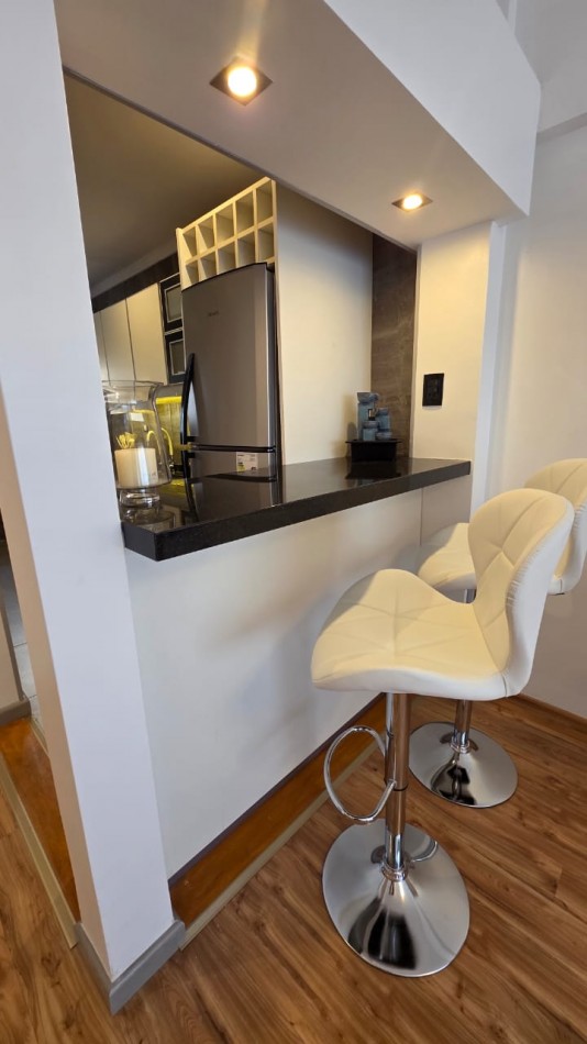 DEPARTAMENTO 3 AMBIENTES A LA CALLE CON BALCON Y ESPACIO DE COCHERA