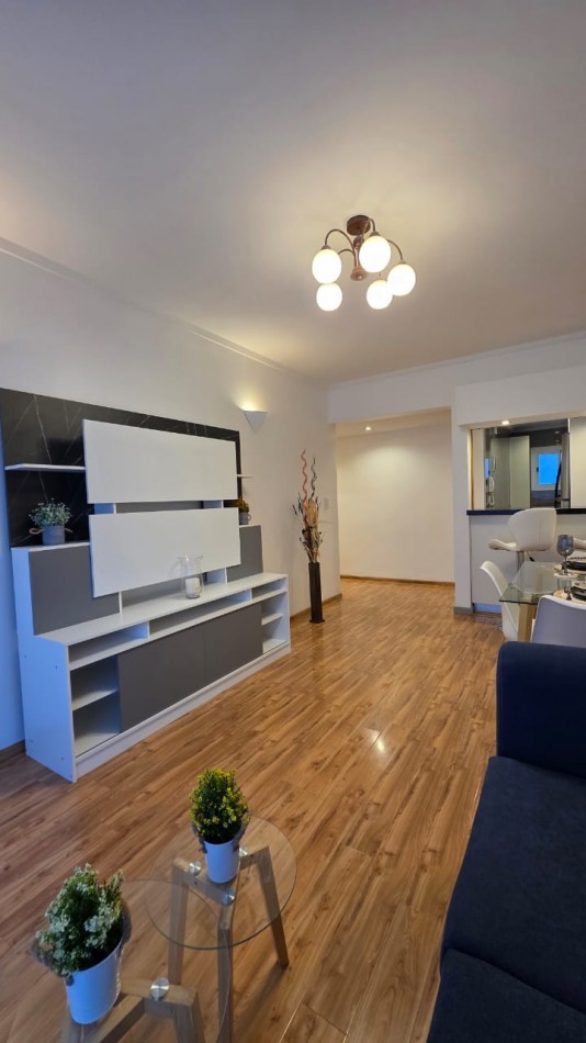 DEPARTAMENTO 3 AMBIENTES A LA CALLE CON BALCON Y ESPACIO DE COCHERA