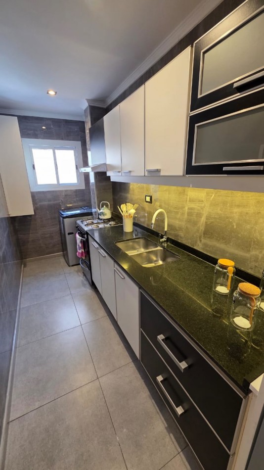 DEPARTAMENTO 3 AMBIENTES A LA CALLE CON BALCON Y ESPACIO DE COCHERA