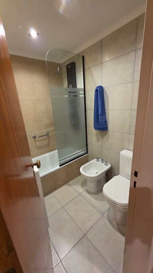 DEPARTAMENTO 3 AMBIENTES A LA CALLE CON BALCON Y ESPACIO DE COCHERA