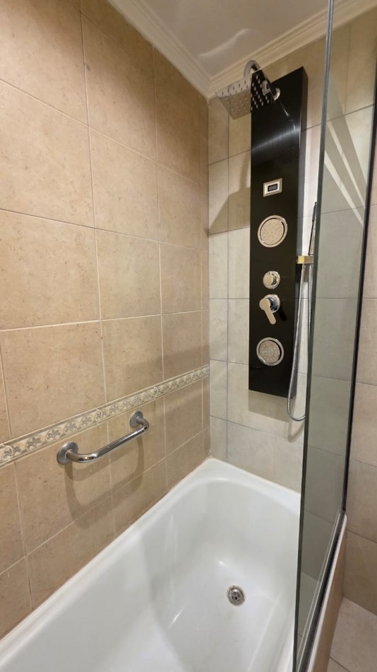 DEPARTAMENTO 3 AMBIENTES A LA CALLE CON BALCON Y ESPACIO DE COCHERA